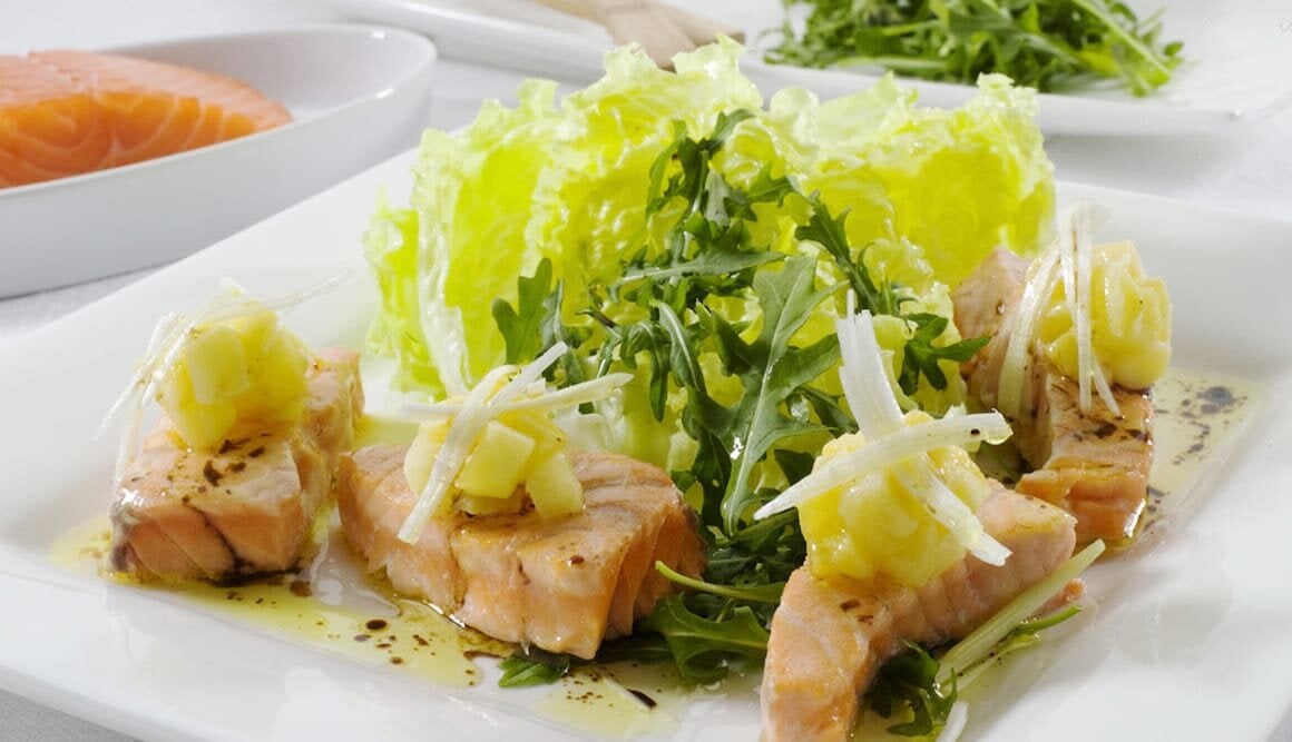 Salmón Noruego fresco con manzana en ensalada