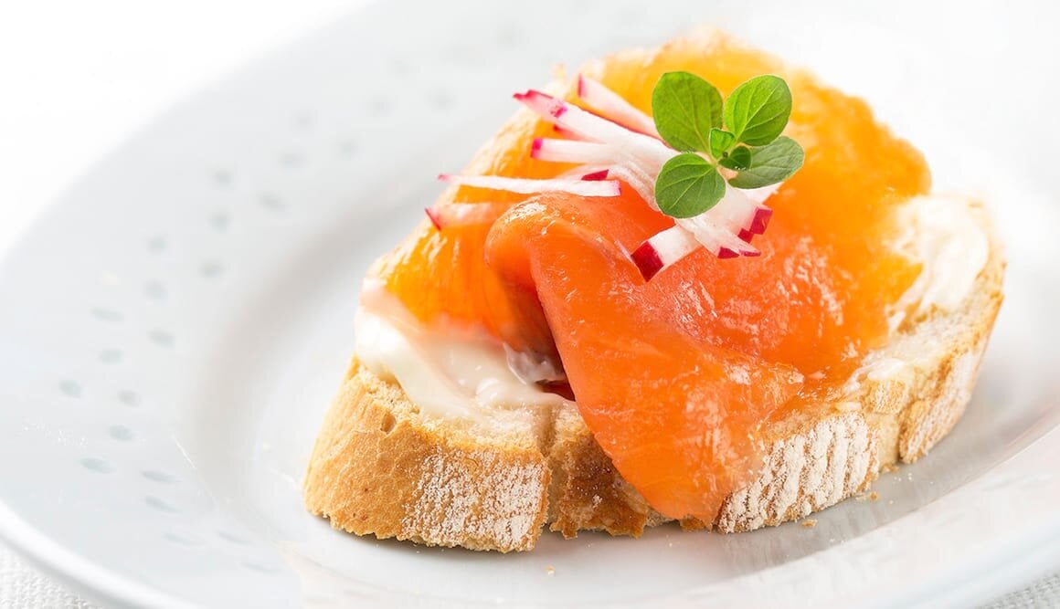 Salmón Noruego ahumado enrabanado con rebanada