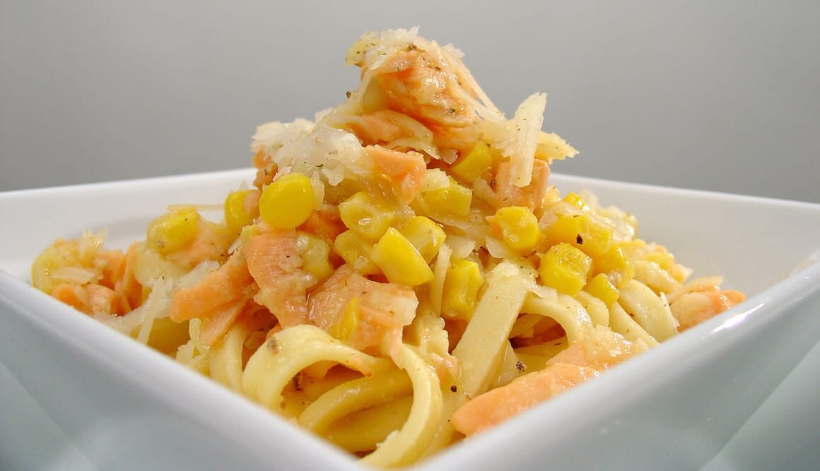 Pasta con Salmón Noruego fresco a la carbonara