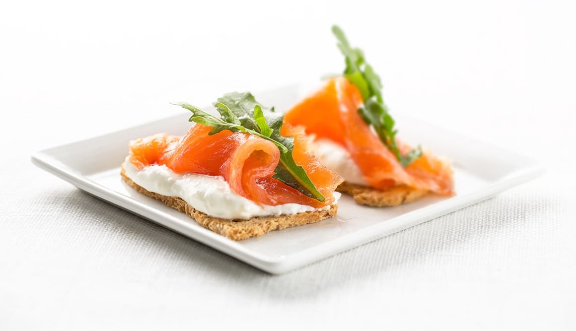Salmón Noruego ahumado con rúcula y queso cremoso