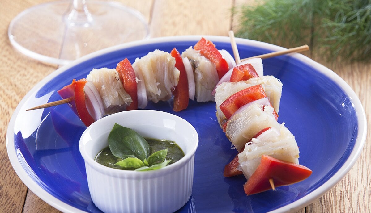 Brocheta de Bacalao Noruego tradicional en salsa al pesto