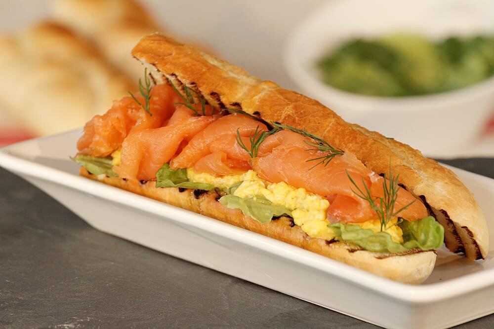 Sándwich de Salmón Noruego ahumado con huevos revueltos