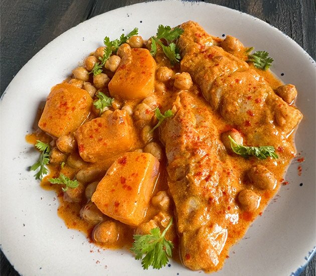 Bacalao con papa, garbanzo y coco