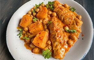 Bacalao con papa, garbanzo y coco