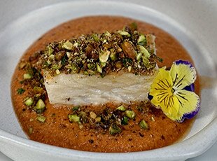 Bacalao Noruego en Salsa Romesco con Crumble de Pistache