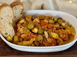 Tradicional platillo de bacalao a la Vizcaína acompañado con pan crujiente y delicioso.