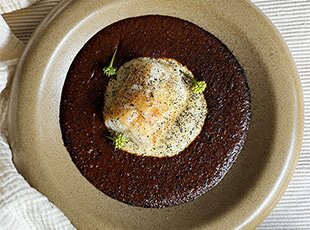 Bacalao Noruego con Mole Fusión y Puré de Plátano Macho