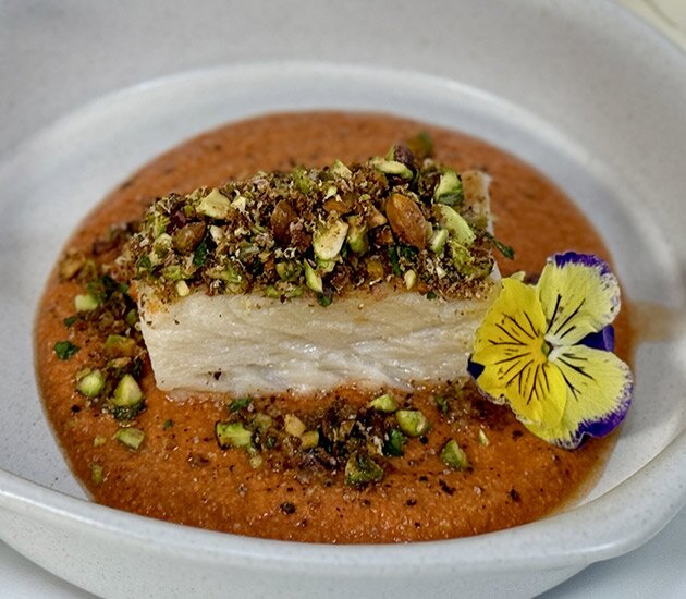 Bacalao Noruego en Salsa Romesco con Crumble de Pistache