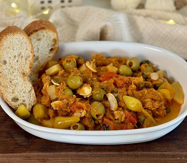 Tradicional platillo de bacalao a la Vizcaína acompañado con pan crujiente y delicioso.
