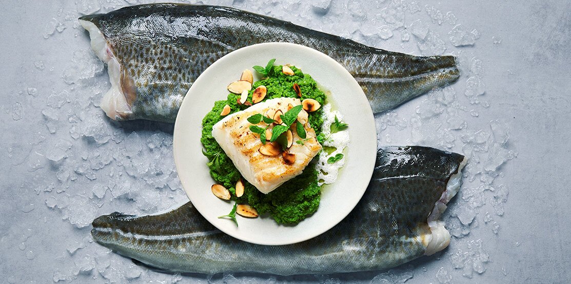 Skrei a la parrilla con puré de guisantes, aceite de menta y emulsión de almendra