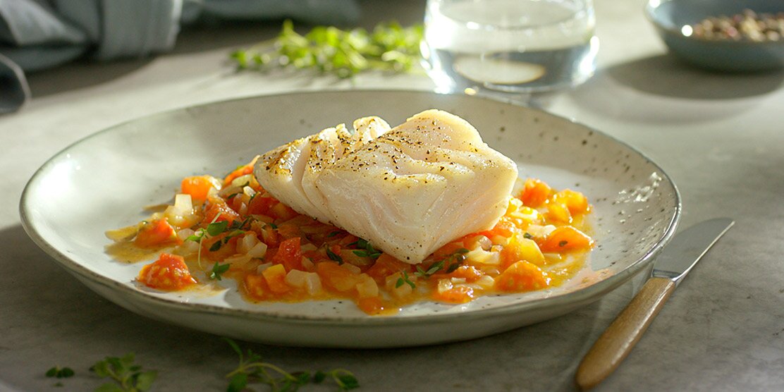 Bacalao fresco con tomate y tomillo
