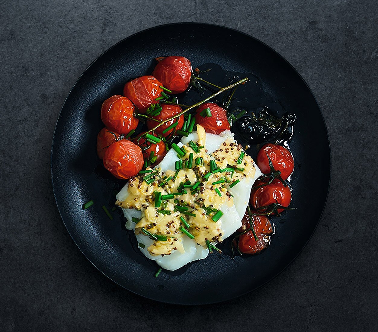 Bacalao noruego al horno con ensalada de tomate