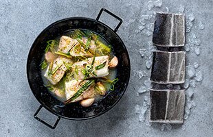 Fogonero al horno en salsa de limón y manzana