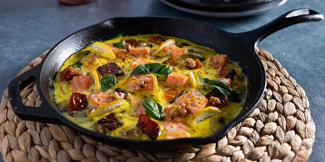 Cazuela de salmón noruego al horno, azafrán y calabaza