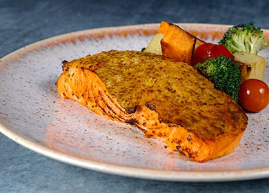 Salmón noruego al horno en costra de mostaza y mango