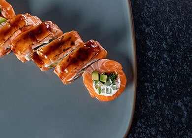 Rollitos de salmon noruego fresco, pepino, aguacate y queso crema