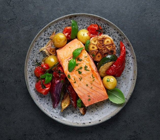 Salmón Noruego fresco al horno con verduras