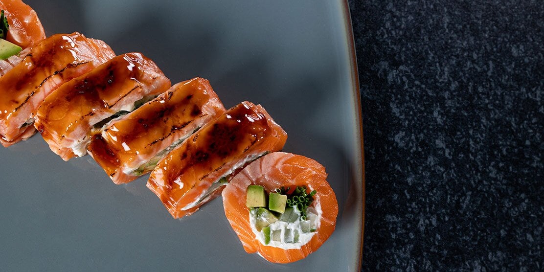 Rollitos de salmon noruego fresco, pepino, aguacate y queso crema