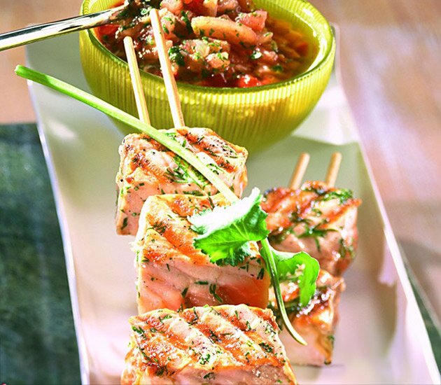 Brochetas de salmón noruego con "salsa de chien"