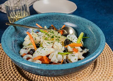 Ceviche templado de lascas de skrei noruego