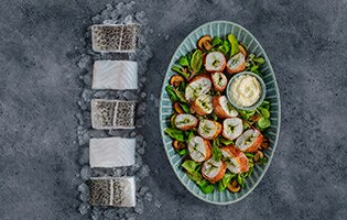 Skrei noruego envuelto en jamón con crema de alcachofa de Jerusalén