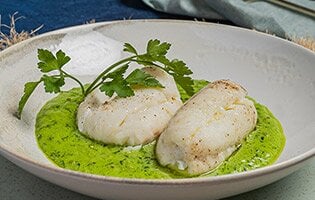 Skrei noruego en salsa verde
