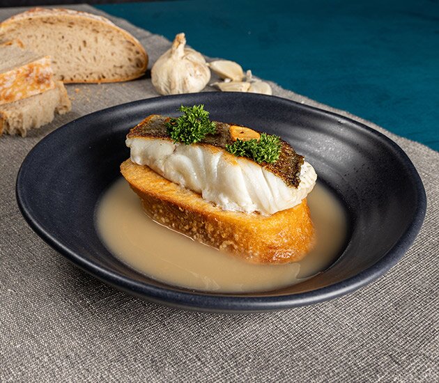 Sopa de ajo con torrija y skrei noruego