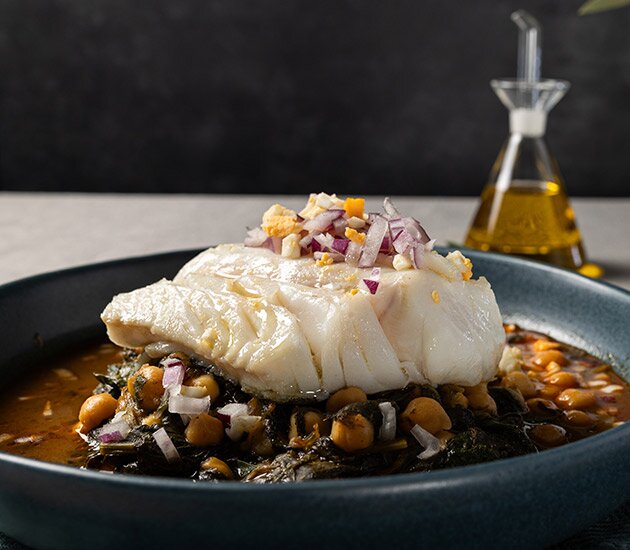 Garbanzos con espinacas y skrei noruego