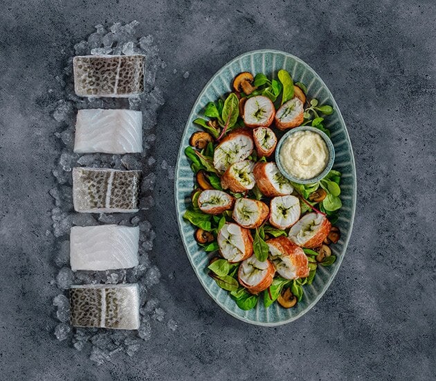 Skrei noruego envuelto en jamón con crema de alcachofa de Jerusalén