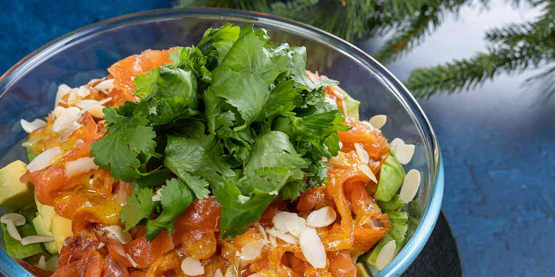 Cóctel de salmón ahumado noruego con pepino, aguacate y mango