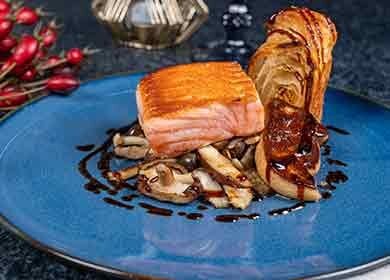 Salmón noruego y foie gras a la plancha con setas y reducción de viangre balsámico Pedro Ximenez