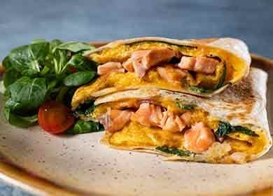 Tortilla de trigo con Salmón noruego con queso cheddar y espinacas