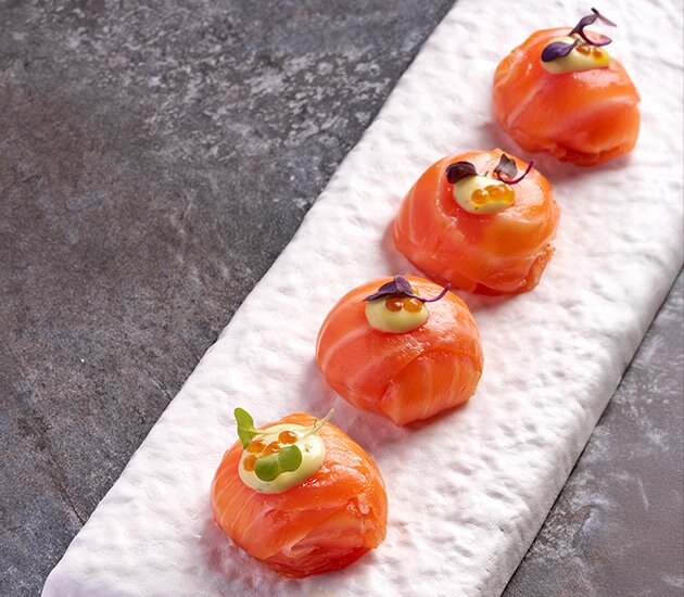 Bombones de salmón ahumado de Noruega rellenos de queso cottage y mahonesa de eneldo