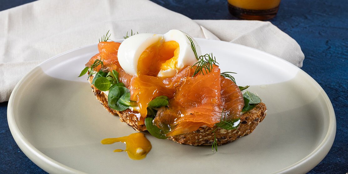 Tostada multicereales de salmón noruego ahumado y huevo