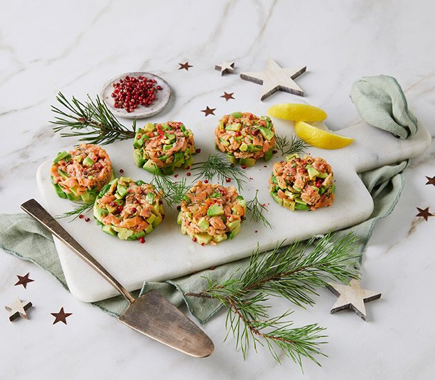 Tartar de salmón ahumado noruego con aguacate y pimienta rosa