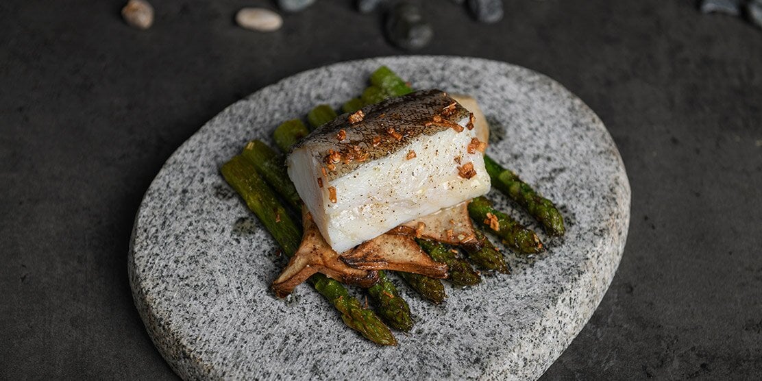 Bacalao tradicional noruego con lechuga del mar al vapor