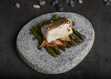 Bacalao tradicional noruego con lechuga del mar al vapor