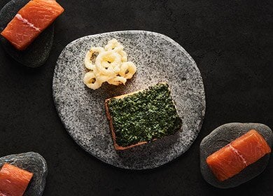 Salmón noruego al horno con costra de hierbas aromáticas