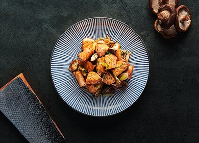 Dados de salmón noruego con setas de temporada