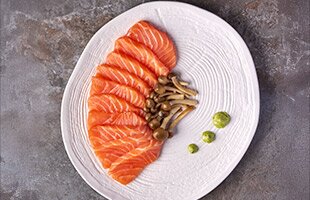 Sashimi de salmón con setas y crema de acelgas con mascarpone