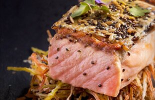 Salmón de Noruega soasado con semillas y tiras de puerro fritas