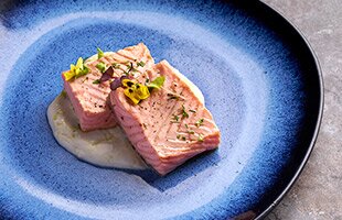 Salmón al vapor de hierbas con crema agria y aceite de cebollino