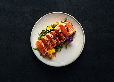 Tataki de salmón noruego con fideos de judías verdes