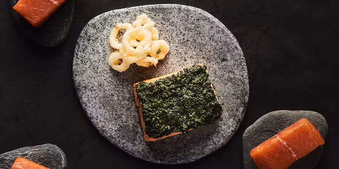 Salmón noruego al horno con costra de hierbas aromáticas