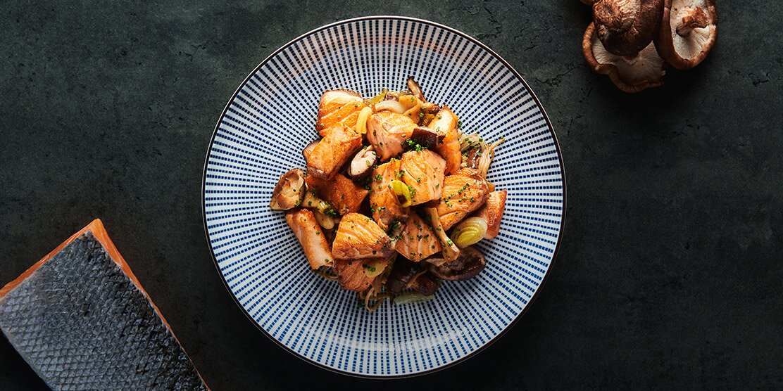 Dados de salmón noruego con setas de temporada