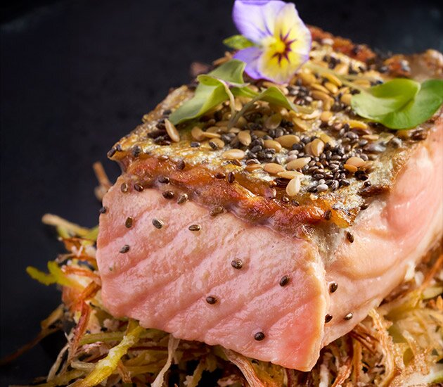 Salmón de Noruega soasado con semillas y tiras de puerro fritas