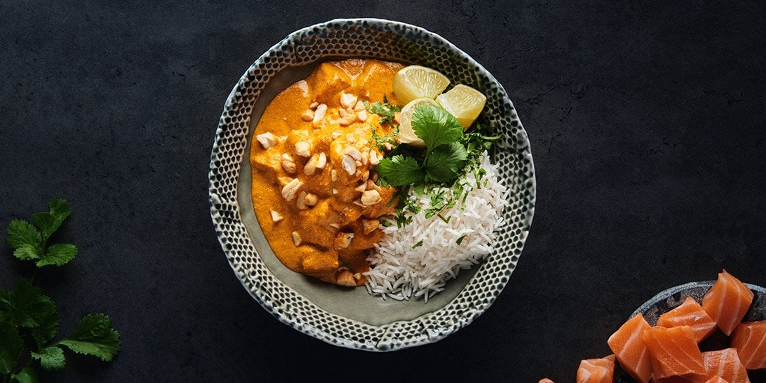 Salmón noruego tikka masala con arroz basmati