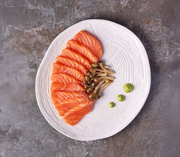 Sashimi de salmón con setas y crema de acelgas con mascarpone