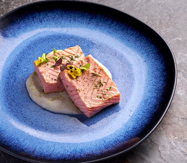 Salmón al vapor de hierbas con crema agria y aceite de cebollino