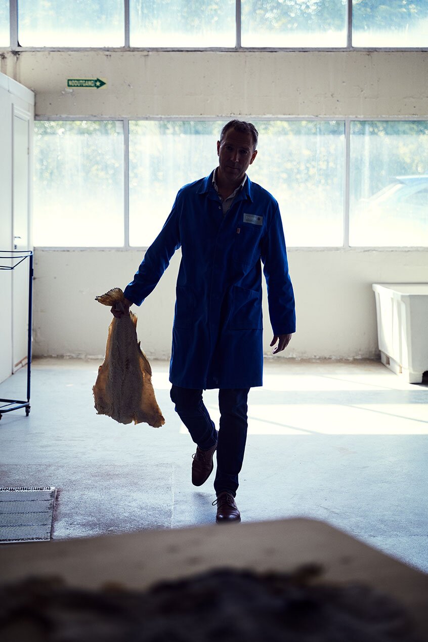 Jakob Dybvik cargado de bacalao tradicional noruego